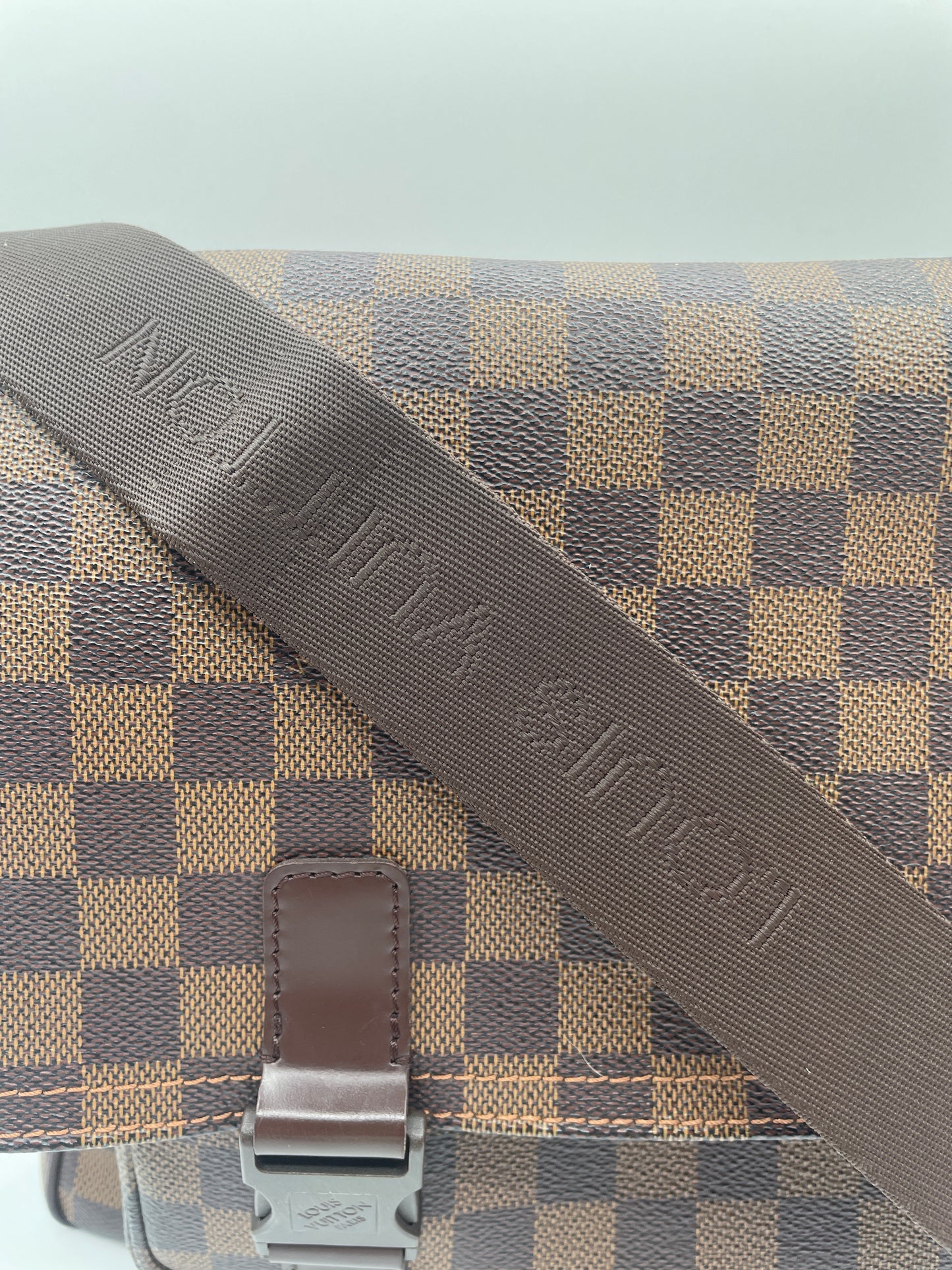 LOUIS VUITTON MELVILLE MESSENGER DAMIER EBENE