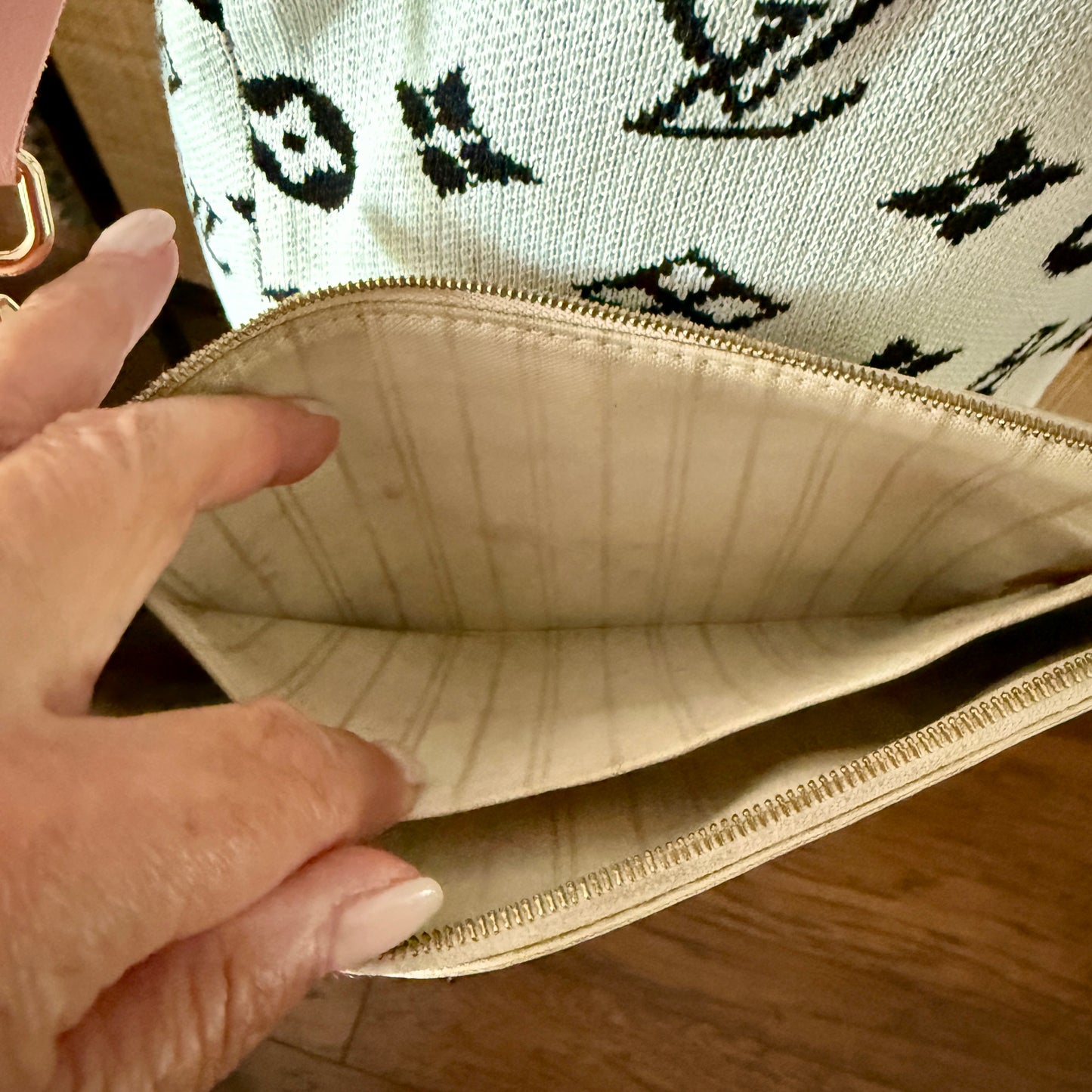 Louis Vuitton Neverfull MM Pouch