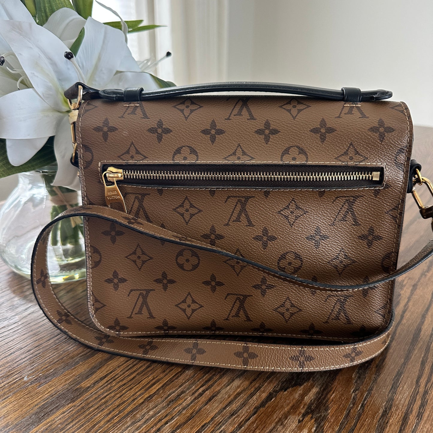 Louis Vuitton Pochette Metis Reverse