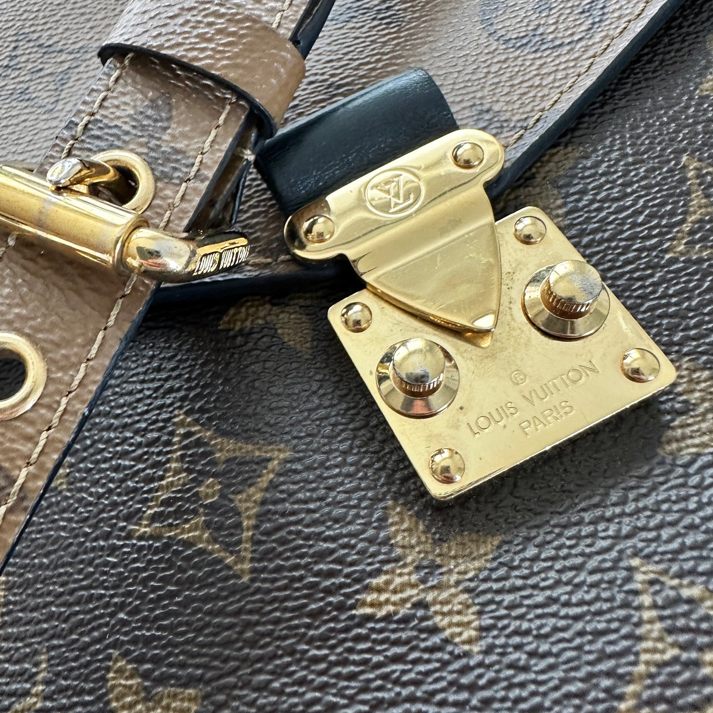 Louis Vuitton Pochette Metis Reverse