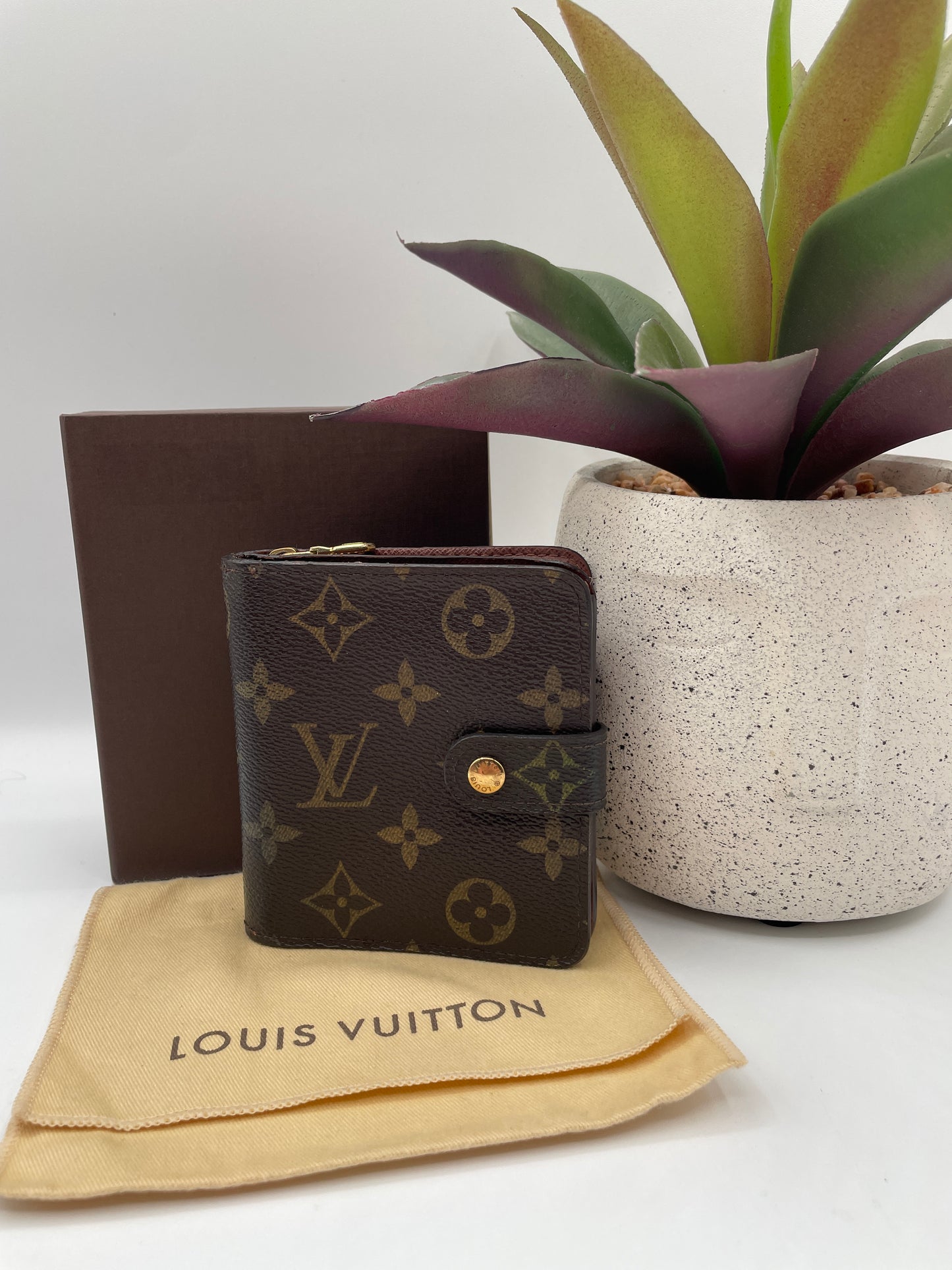 LOUIS VUITTON ZIPPE WALLET