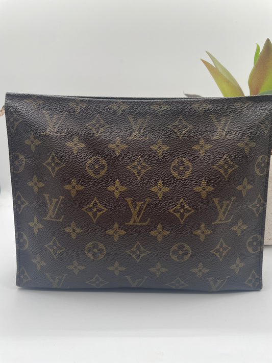 LOUIS VUITTON TOILETRY 26