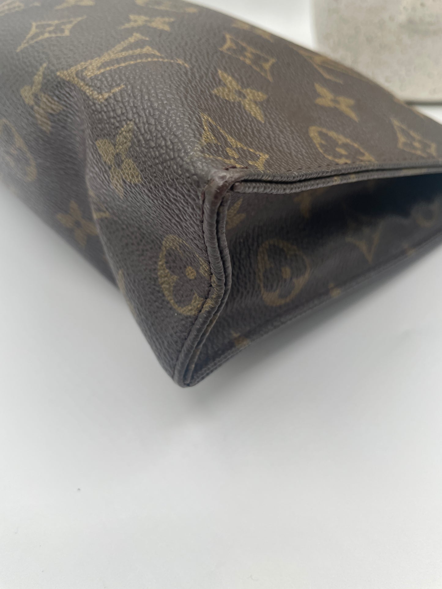 LOUIS VUITTON TOILETRY 26