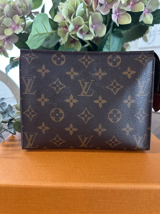 Louis Vuitton Toiletry 19