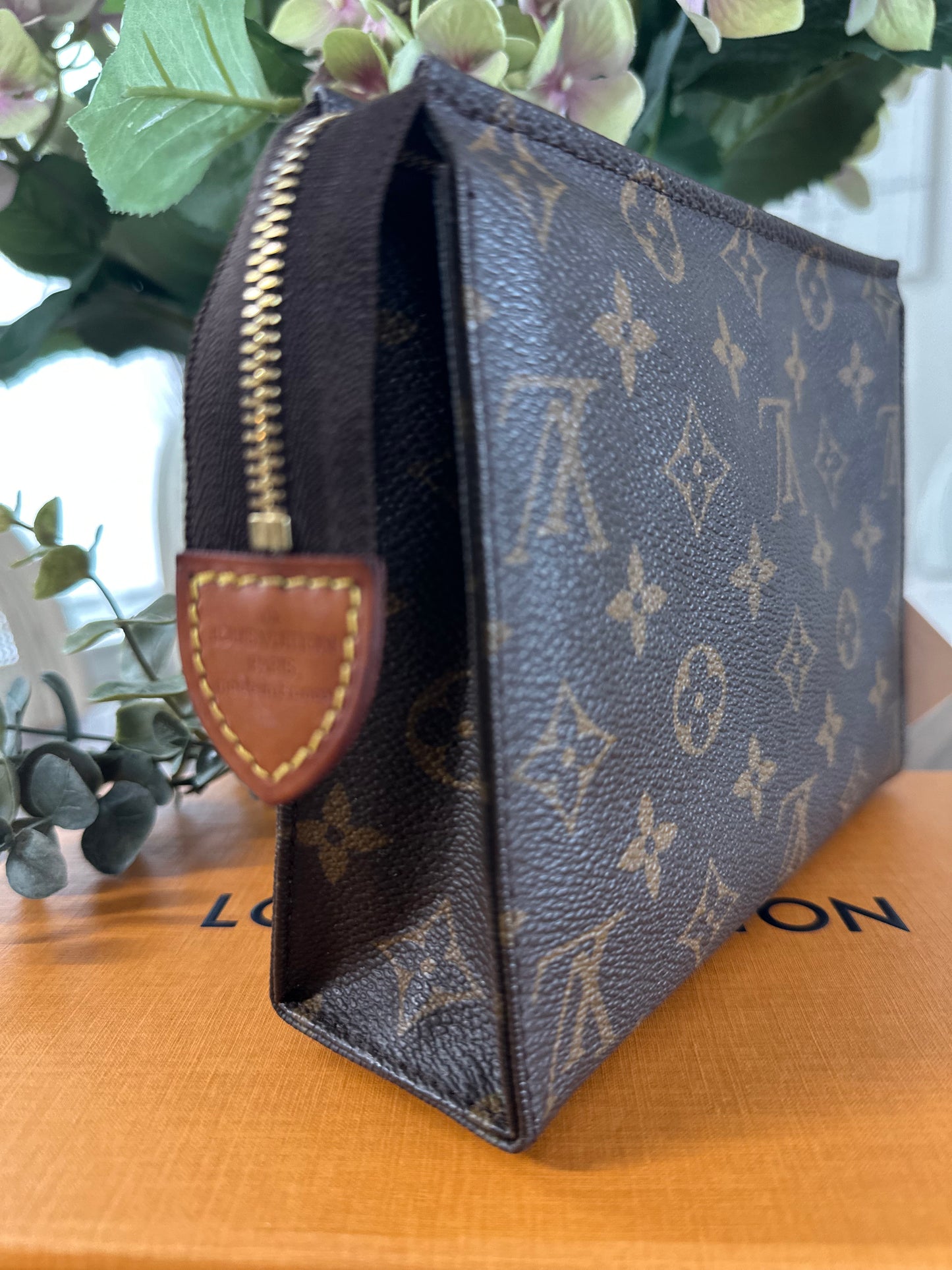 Louis Vuitton Toiletry 19