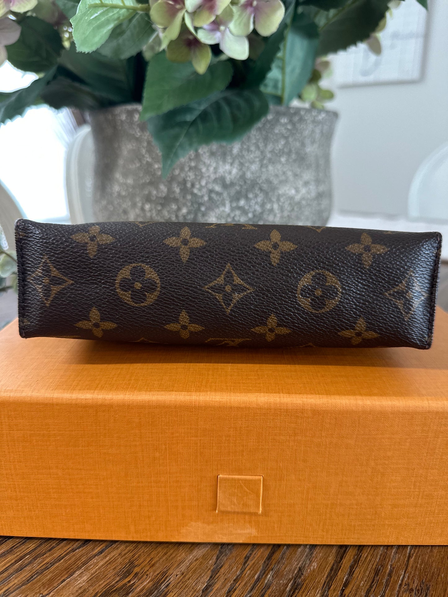 Louis Vuitton Toiletry 19