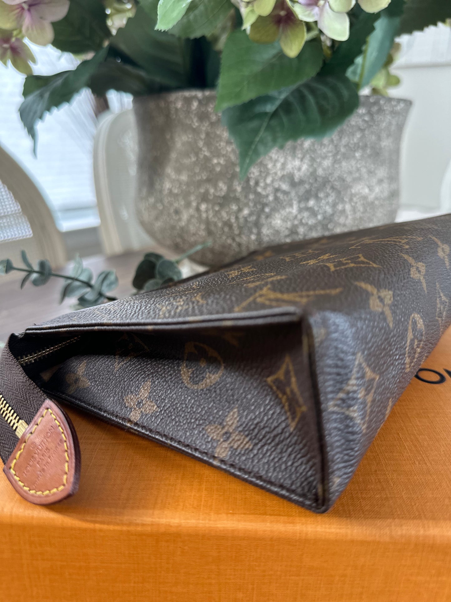 Louis Vuitton Toiletry 19